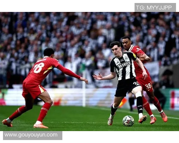 西甲赛场惊现冷门那不勒斯狂胜利物浦五球引发全场轰动